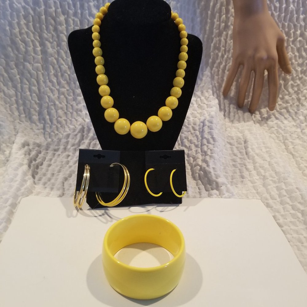 Yellow beaded necklace necklace and bracelet and 2 pair leverback earrings.